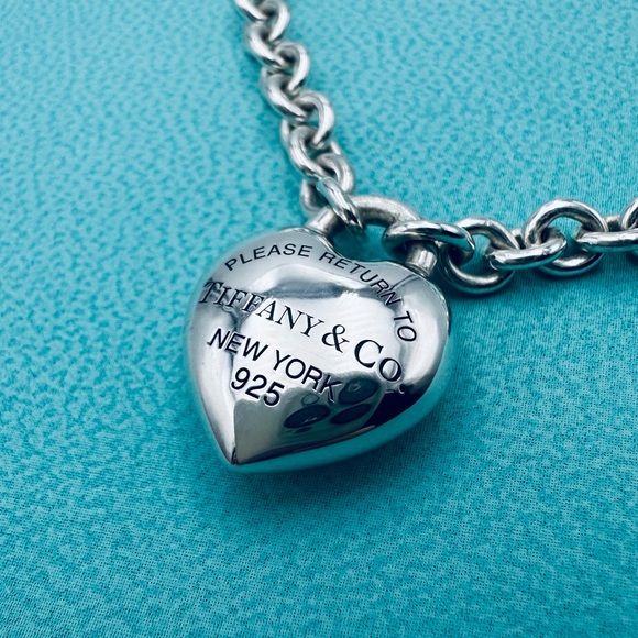Tiffany & Co. Full Heart Toggle Bracelet in Silver 7.5” with Presentation Box - Picture 4 of 14